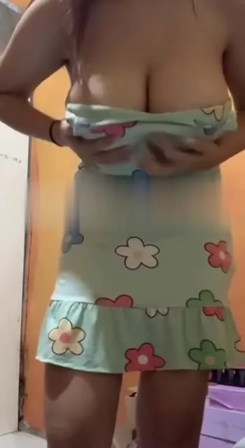 Tante Tetek Tobrut Berdaster