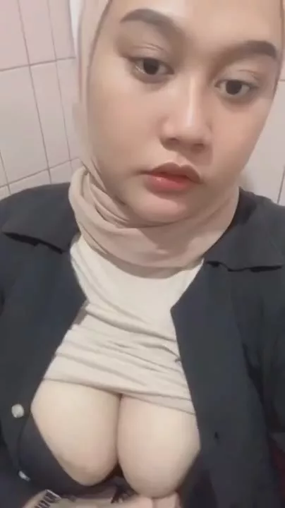 Ukthi Hijaber Colmek Di WC
