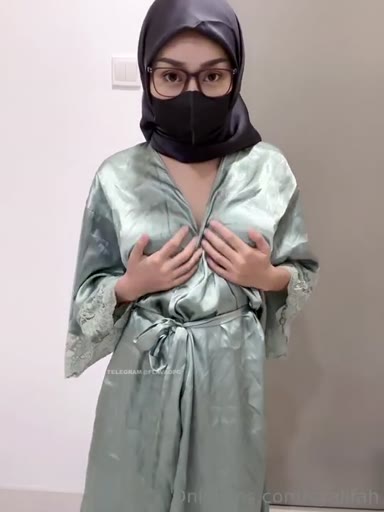 Ukthi Hijaber Pamer Tubuh