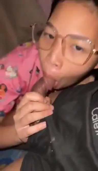Diblowjob Pacar Berkacamata